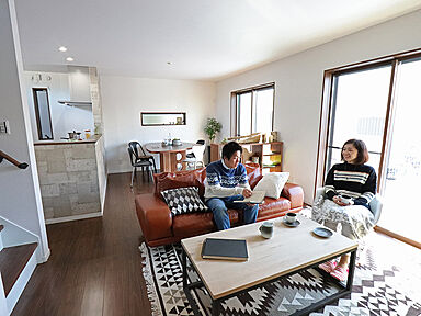 株式会社秀建の施工事例「白と茶色のメリハリを生かしたヴィンテージテイストの家」の画像2