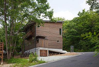 株式会社 大市住宅産業の施工事例「【樹木に溶け込む家/土間/薪ストーブ/丹波篠山市】ヨロイ張りの家」の画像1