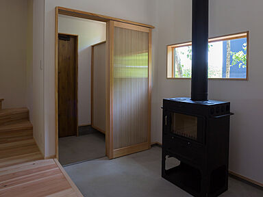 株式会社 大市住宅産業の施工事例「【樹木に溶け込む家/土間/薪ストーブ/丹波篠山市】ヨロイ張りの家」の画像2