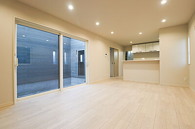 シンプルモダンスタイルのリビング Rico Life. 久喜店の事例画像