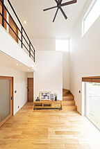 木の家スタイルのリビング SAWAMURA建築設計 敦賀スタジオの事例画像