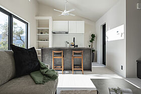 SAWAMURA建築設計 敦賀スタジオの施工事例「勾配天井キッチンのモノトーンな家【滋賀県高島市】」のメイン画像