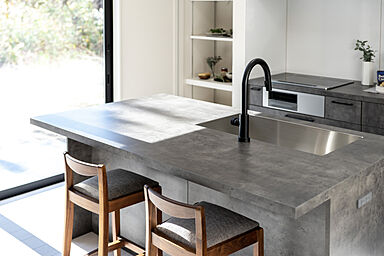 SAWAMURA建築設計 高島スタジオの施工事例「勾配天井キッチンのモノトーンな家【滋賀県高島市】」の画像1