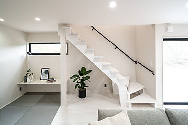 SAWAMURA建築設計 高島スタジオの施工事例「勾配天井キッチンのモノトーンな家【滋賀県高島市】」の画像3