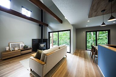 SAWAMURA建築設計 高島スタジオの施工事例「薪ストーブのある癒しの別荘【滋賀県高島市】」の画像1