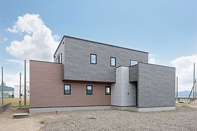 SAWAMURA建築設計 高島スタジオの施工事例「水平ラインと奥行きのバランスが際立つ1.5階の家【福井県小浜市】」の画像1