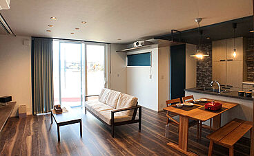 ワイケイホーム株式会社の施工事例「素材と質感によってつくりだすカフェのような空間の家」の画像