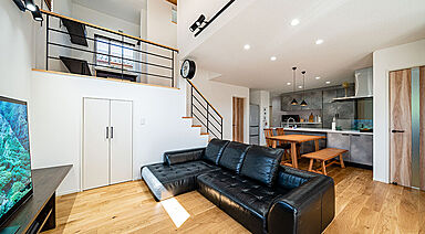 ワイケイホーム株式会社の施工事例「踊り場と吹抜けによる空間デザインとインテリアが調和した家」の画像