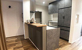 ワイケイホーム株式会社の施工事例「温もりと落ち着きのある大人モダンな家」の画像3