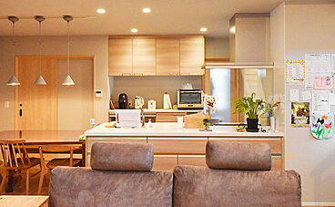 ワイケイホーム株式会社の施工事例「吹抜けとリビング階段が家族の掛け合いを生む家」の画像