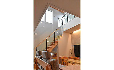 ワイケイホーム株式会社の施工事例「吹抜けとリビング階段が家族の掛け合いを生む家」の画像2