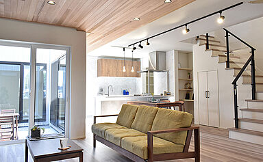 ワイケイホーム株式会社の施工事例「すこやかな暮らしを築く、ナチュラルスタイルの家」の画像1