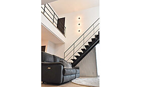 ワイケイホーム株式会社の施工事例「開放的な吹抜けが気持ちいスタイリッシュモダンの家」の画像4