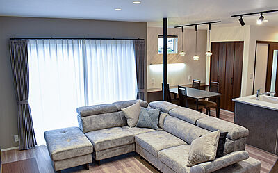 カフェスタイルのリビング ワイケイホーム株式会社の事例画像