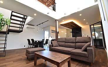 ワイケイホーム株式会社の施工事例「空間の凹凸と光でデザインされた、開放感のある家」の画像