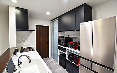 ワイケイホーム株式会社の施工事例「こだわりをコンセプトに昇華させるモノトーンスタイルの家」の画像3