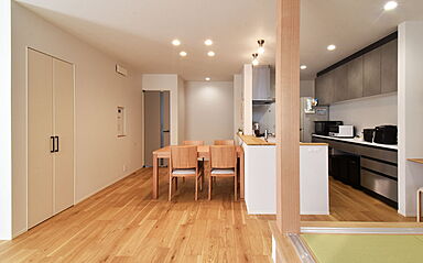 ワイケイホーム株式会社の施工事例「光と空間の凹凸でメリハリを創造する家」の画像2