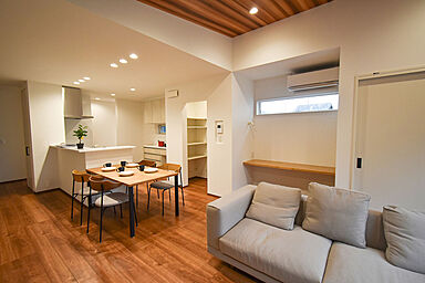 ワイケイホーム株式会社の施工事例「多様な趣味を楽しむ、インナーガレージのある家」の画像2