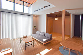 ワイケイホーム株式会社の施工事例「心を癒す洗練されたデザインと巧みな間取りの家」のメイン画像