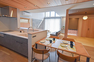 ワイケイホーム株式会社の施工事例「心を癒す洗練されたデザインと巧みな間取りの家」の画像2