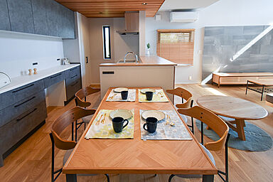 ワイケイホーム株式会社の施工事例「心を癒す洗練されたデザインと巧みな間取りの家」の画像4