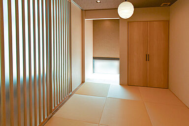 ワイケイホーム株式会社の施工事例「心を癒す洗練されたデザインと巧みな間取りの家」の画像5