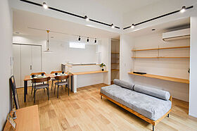 ワイケイホーム株式会社の施工事例「暮らしやすさとデザインが共存する、インナーガレージ付きの家」のメイン画像