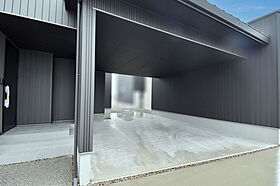 ワイケイホーム株式会社の施工事例「暮らしやすさとデザインが共存する、インナーガレージ付きの家」の画像5