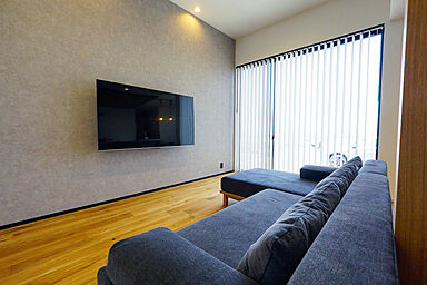 ワイケイホーム株式会社の施工事例「ナチュラルな素材感と、洗練された都会的デザインが融合する家」の画像1