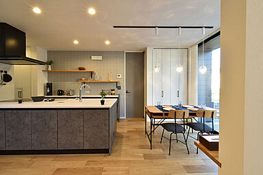 ワイケイホーム株式会社の施工事例「グレーベースに自然素材を合わせた大人ナチュラルな家」の画像2