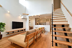 ワイケイホーム株式会社の施工事例「家族が自然と集まる、吹き抜けリビングのある暮らし」の画像