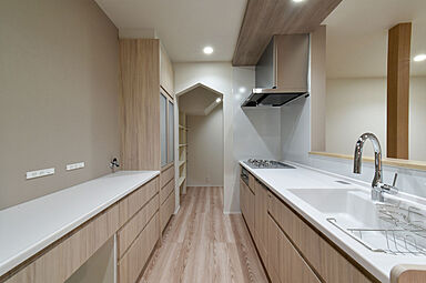 ワイケイホーム株式会社の施工事例「すっきりとした空間に、家事ラク工夫と遊び心を取り入れた暮らし」の画像1