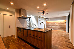 ワイケイホーム株式会社の施工事例「上質さとぬくもりを纏う、木と黒のモダンハウス」の画像