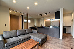 ワイケイホーム株式会社の施工事例「ブラックと木目で魅せる、ワンランク上のデザインハウス」の画像