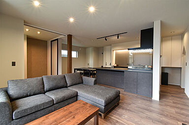 ワイケイホーム株式会社の施工事例「ブラックと木目で魅せる、ワンランク上のデザインハウス」の画像