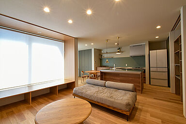 ワイケイホーム株式会社の施工事例「夫婦で料理を楽しむ、心地よい距離感の家」の画像1