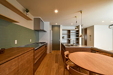 ワイケイホーム株式会社の施工事例「夫婦で料理を楽しむ、心地よい距離感の家」の画像2