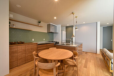 ワイケイホーム株式会社の施工事例「夫婦で料理を楽しむ、心地よい距離感の家」の画像3