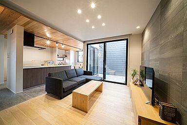 ワイケイホーム株式会社の施工事例「木の質感×グレーで魅せるインナーガレージのある家」の画像