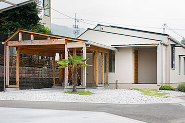 住楽の家の施工事例「変形地を愉しむ、木造ガレージ付き平屋」の画像