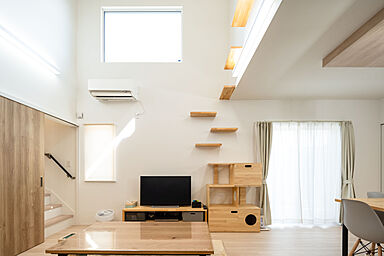 KOYO ARCHITECTSの施工事例「愛猫とともに暮らす吹き抜けのある家」の画像2