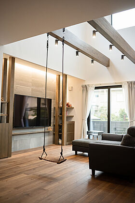 KOYO ARCHITECTSの施工事例「吹き抜けから家族を明るく照らす家」の画像4