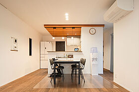 KOYO ARCHITECTSの施工事例「吹き抜けから家族を明るく照らす家」の画像7