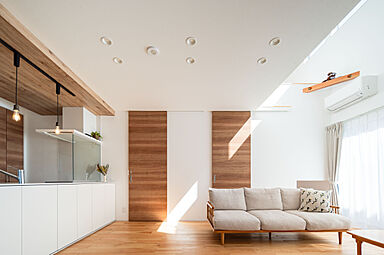 KOYO ARCHITECTSの施工事例「四季の移ろいを感じながら桜と暮らす家」の画像1