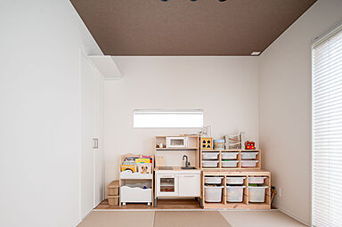 KOYO ARCHITECTSの施工事例「大開口から差し込む光が豊かな表情を魅せる住まい」の画像5