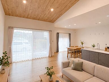 建築工房sakuraの施工事例「のびやかな勾配天井が魅力の平屋」の画像