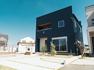 ハウスジャパンの施工事例「タイルや黒板で個性を演出した、かっこいいキューブ型の家」の画像