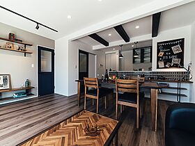 ハウスジャパンの施工事例「タイルや黒板で個性を演出した、かっこいいキューブ型の家」の画像1