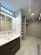 シンプルモダンスタイルの洗面所 ハウスジャパンの事例画像