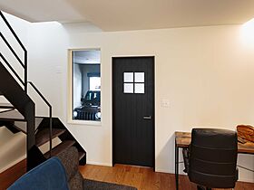 ハウスジャパンの施工事例「【お施主様邸】ガレージハウス/まさに男の城!一人の時間、友人との時間を楽しむお家」の画像2